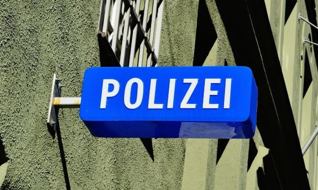 Ein Schild mit der Aufschrift Polizei.