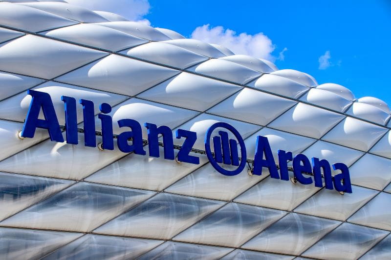 Schriftzug der Allianz Arena in München.