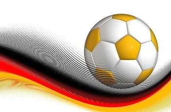 Ein Fußball auf einer Welle in Deutschlandfarben.