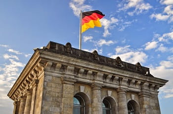 Eine Flagge auf dem deutschen Bundestag in Berlin.