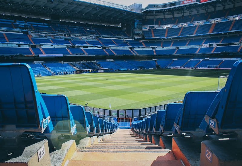 Die leeren Ränge eines Fußballstadions.