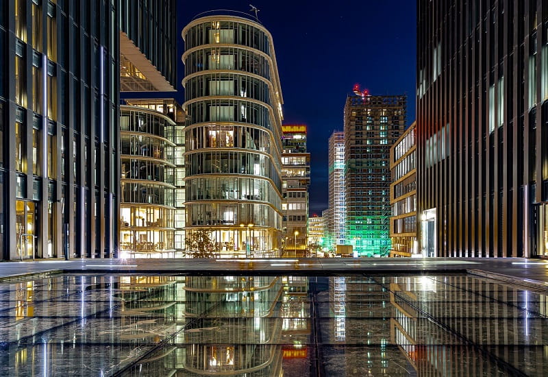 Der Düsseldorfer Medienhafen am Abend.
