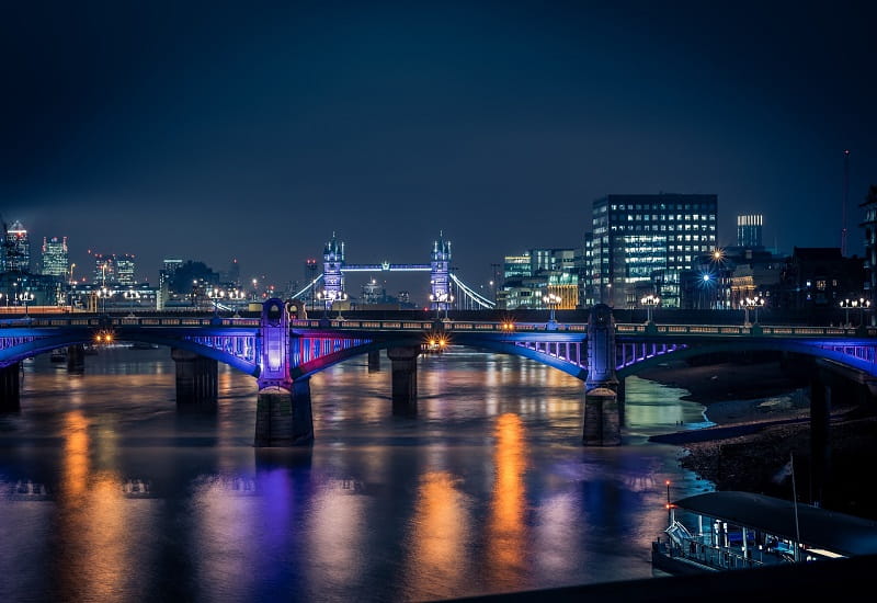 Die London Tower Bridge bei Nacht.