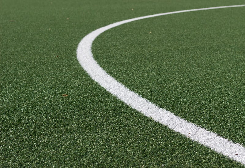 Der Kreideumriss eines Fußballfeldes.