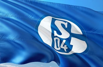 Eine Fahne des FC Schalke 04 weht im Wind.