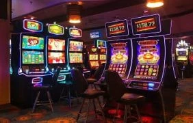 Die Spielautomaten einer herkömmlichen Spielbank.