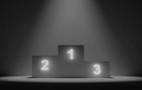 Ein Podest für die ersten drei Plätze im Scheinwerferlicht.