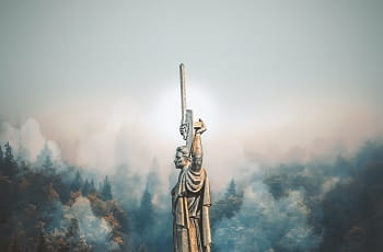 Die Mutter-Heimat-Statue in Kiew, Ukraine.
