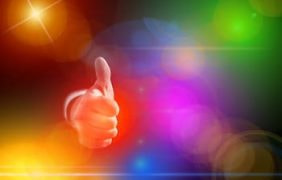 Eine Hand mit erhobenem Daumen.