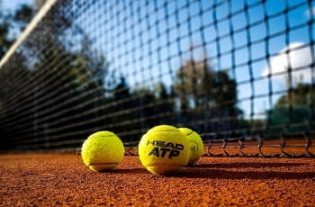 Ein Tennisspieler beim Aufschlag.