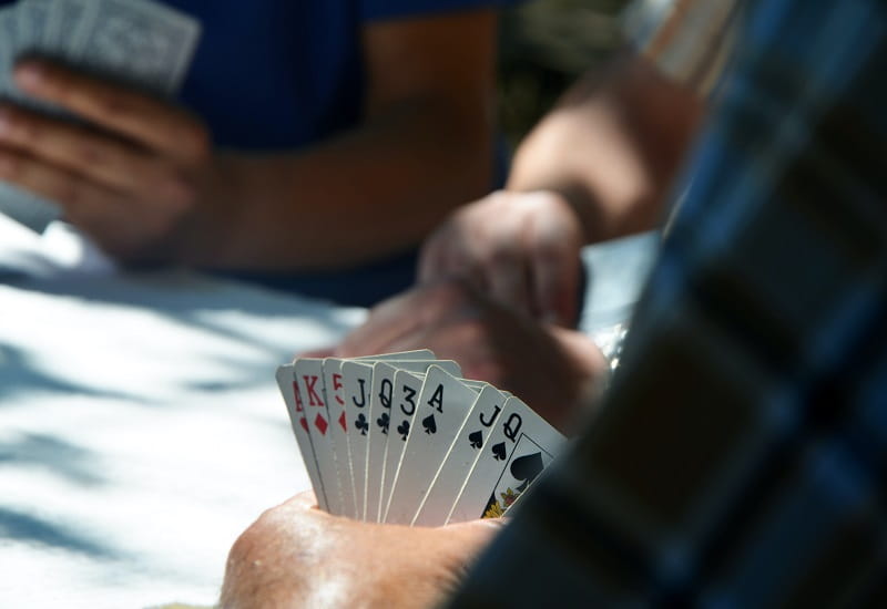 Pokerkarten in den Händen zweier Spieler.