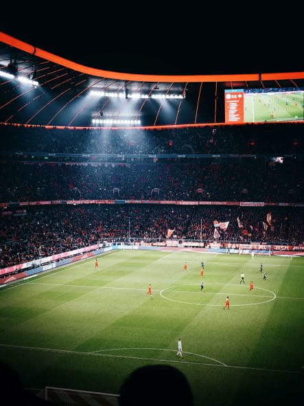 Allianz Arena im Abendlicht.