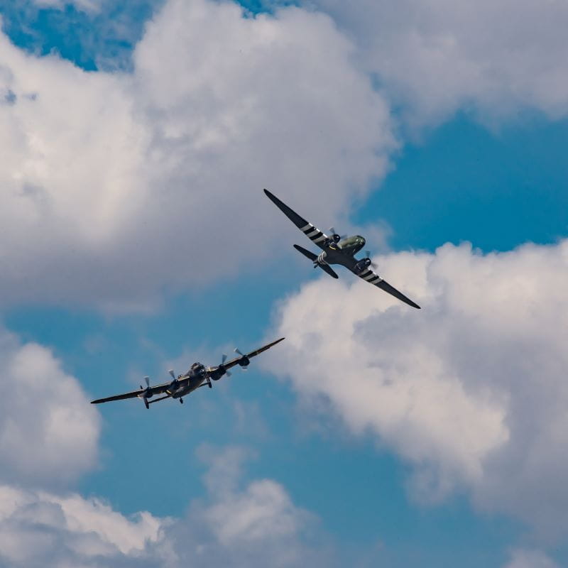 Flugzeuge am Himmel wie bei einem Battle Royal.