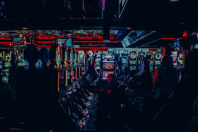 Glücksspielhalle mit verschiedensten Slot Automaten.