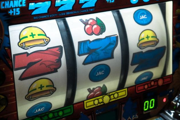 Knapp verpasstem Jackpot bei Slot Maschine.