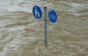 Ein Straßenschild umgeben von Wasser.