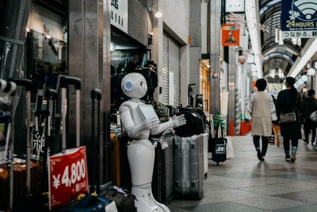 KI Roboter vor Einkaufszentrum.