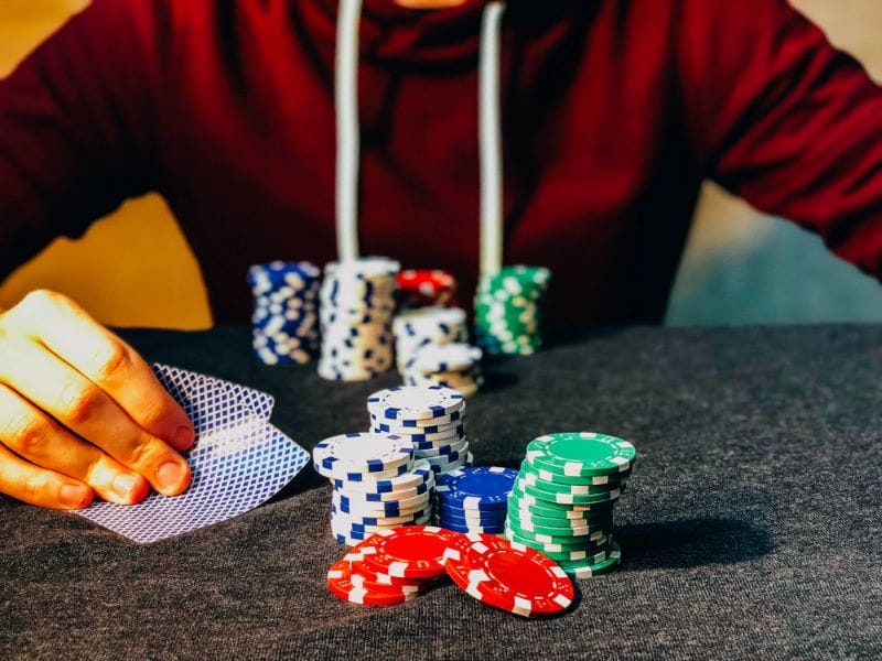 Mann beim Pokern hofft auf sein Glück im Spiel.