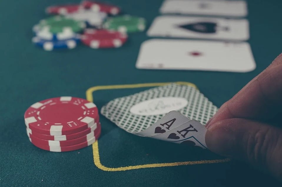 Pokerchips und Spielkarten auf einem Spieltisch.