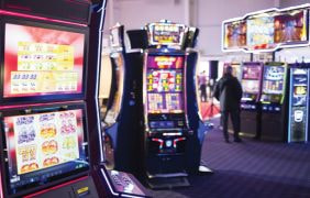 Spielautomaten in einer Spielhalle.