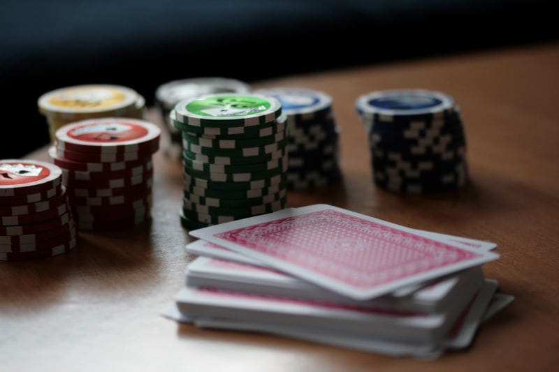 Karten und Chips wie bei jedem Poker Spiel.