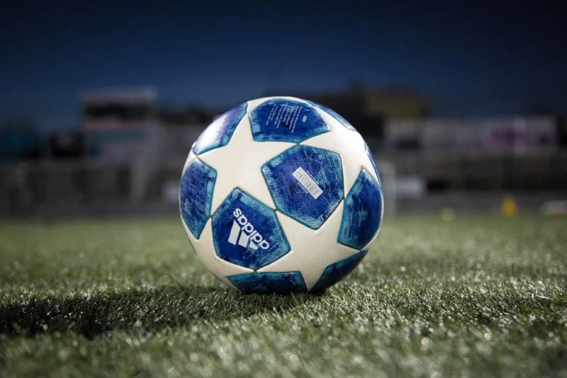 Bola pertandingan Liga Champions Adidas - bola kompetisi resmi.