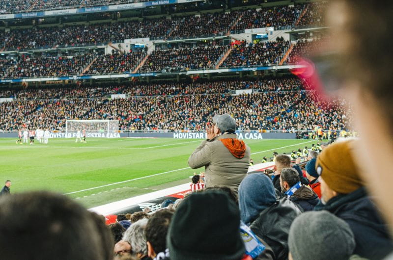 Fan im Stadion feuert seine Mannschaft während Spiel an.