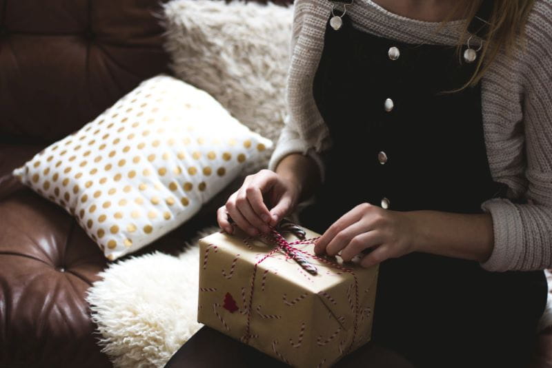 Frau packt Geschenke aus wie Spieler ihre Fifa-Packs.