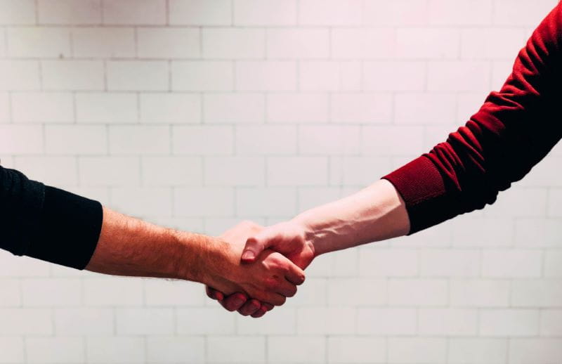 Handschlag als Symbol der neuen Partnerschaft zwischen UEFA und Bwin.