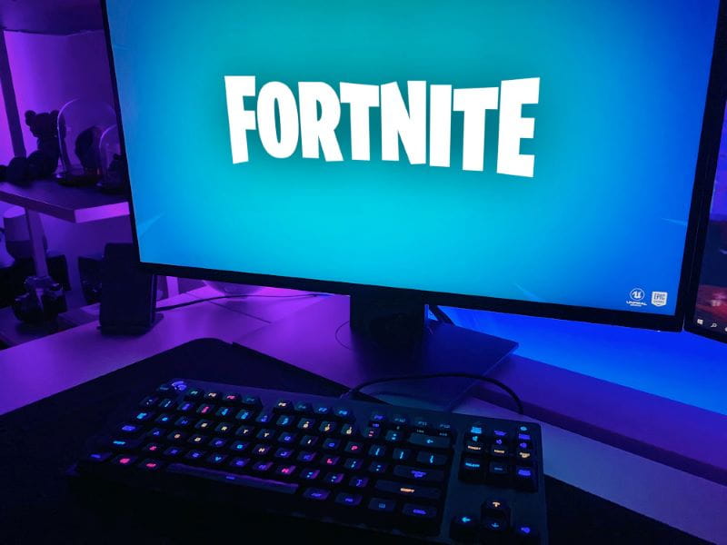 PC-Setup mit dem geöffneten Videospiel Fortnite auf dem Bildschirm.