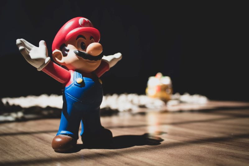 Super Mario Figur auf dem Tisch.