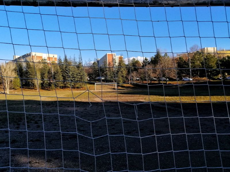 Amateur Sportplatz mit einem Loch im Netz.