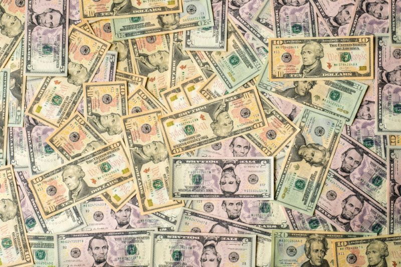 Eine Vielzahl an Geldscheinen, welche den Lotto-Gewinn symbolsieren.