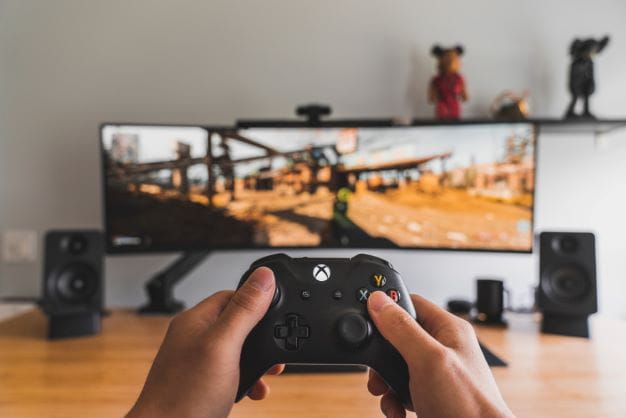 Xbox Controller der gerade für ein Battle Royal Spiel genutzt wird.