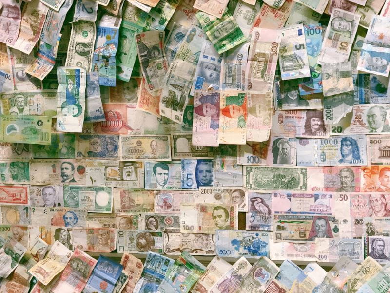 Verschiedene Geldscheine des britischen Pfunds.