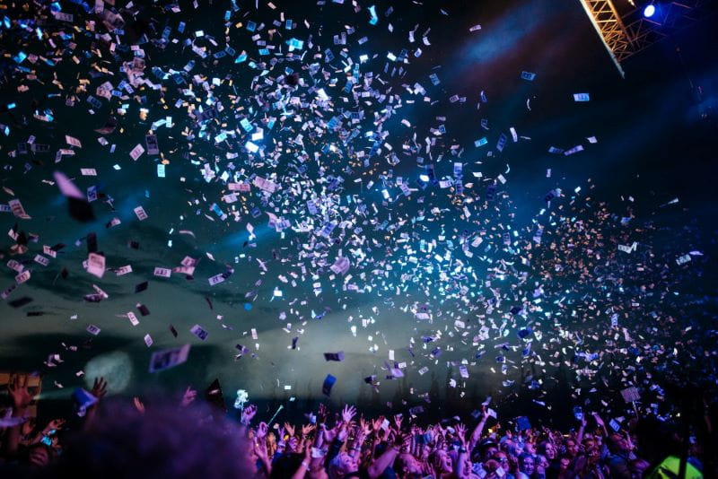 Menschenmasse feiert den Start eines großen Events.