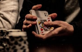 Poker Karten werden für das Spiel gemischt.