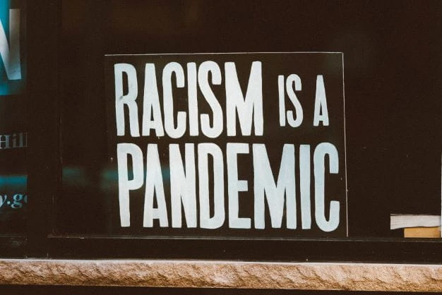 Rassismus ist mit einer gesellschaftlichen Krankheit gleichzusetzen.