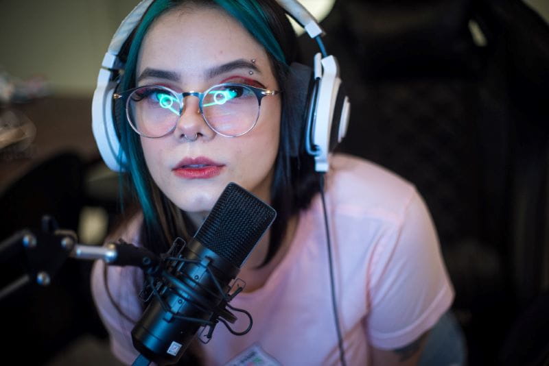 Streamerin vor ihrem Mikrofon auf Twitch.