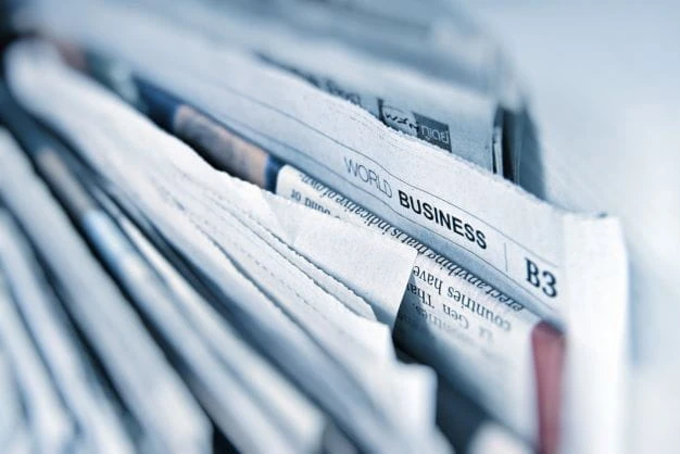 Zeitungen als Symbolbild der verschiedenen Medien Unternehmen.