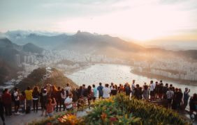 Menschenansammlung als Symbol für den Touristen-Ansturm in den USA.