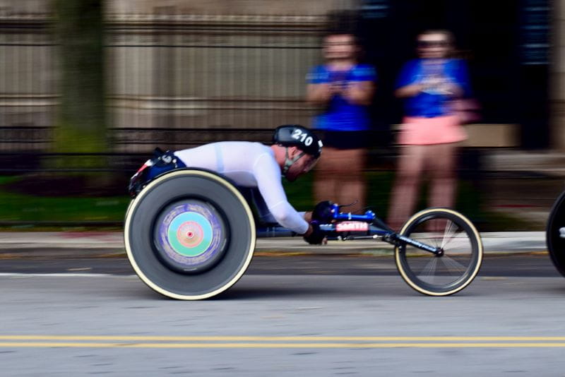 Radrennen der Paralympics als Symbol für den Sieg von Valentin Baus.
