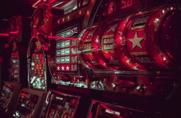 Rote Slot Maschinen als Symbol für das illegale Glücksspiel auf dem US-Markt.