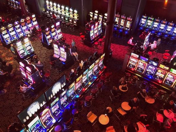 Spielbank mit einer Vielzahl an Slot-Automaten als Symbol für die Neu-Eröffnung.