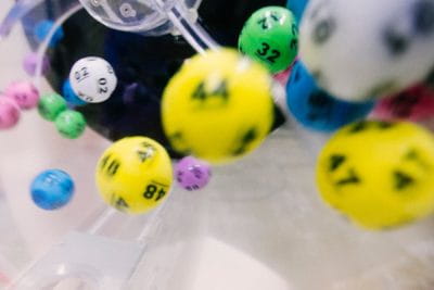 Fallende Lottokugeln in verschwommener Optik.