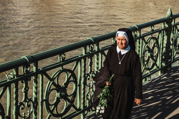 Nonne auf der Liberty Bridge als Symbol für die 80-jährige Kauper.