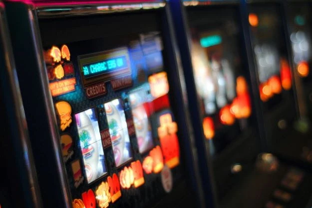 Glücksspiel-Automat als Symbol für die beliebteste Art von Online-Glücksspiel.