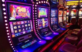 5 landbasierte Spielautomaten nebeneinander.