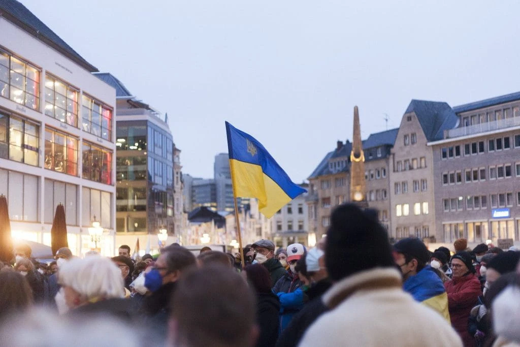 Viele Menschen demonstrieren in einer Stadt gegen den Krieg in der Ukraine.