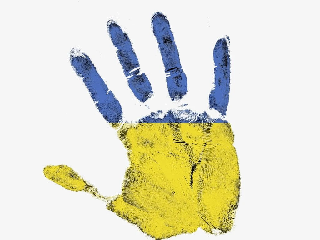 Ein Abdruck einer Hand in den Farben der Ukraine.